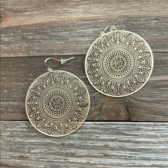 ❄️ Plunder Intricate Silver Mandala Earrings - Picture 3 of 10